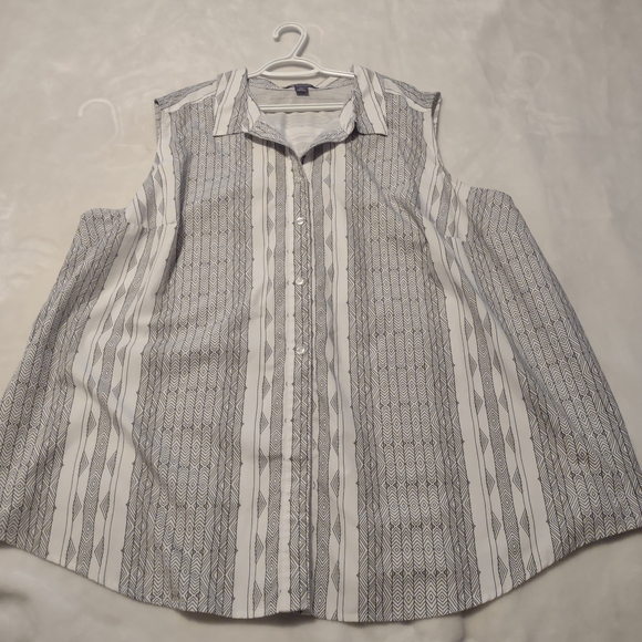 Roaman's Black and White Sleeveless Button-Down Shirt - Picture 1 of 4